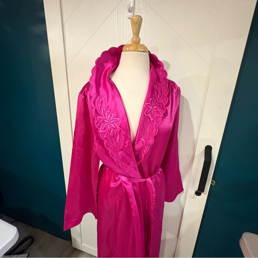 Vintage Fuchsia Satin‎ Robe Embroidered Scalloped Collar 80s/ PinUp/ Retro/ Rare - Picture 3 of 10